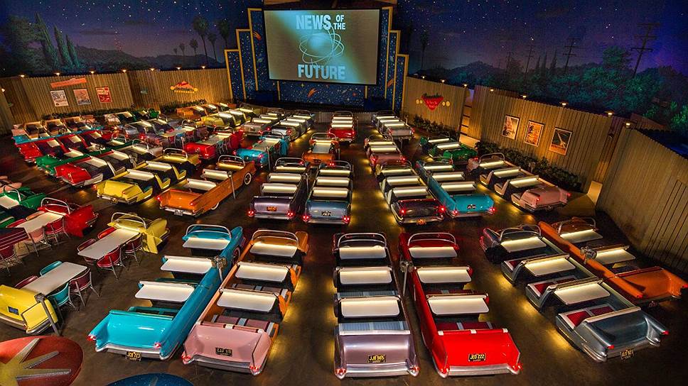 В парке развлечений Walt Disney в Бей-Лейке (штат Флорида) можно не только посмотреть кино, но и поесть — ресторан-кинотеатр Sci-Fi Dine-In Theater предоставляет такую возможность. Дизайн интерьера выполнен в стиле автокинотеатра середины прошлого века, потолок имитирует ночное небо со звездами. Во время приема пищи транслируются отрывки низкобюджетных фильмов 1950–1960 годов — «Франкенштейн встречает космического монстра», «Нападение гигантской женщины» и «План 9 из открытого космоса». В названии блюд обыгрываются эти названия