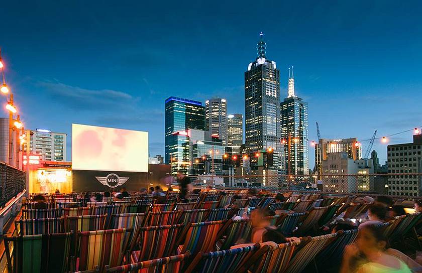 В австралийском Мельбурне посмотреть классику, артхаус или новинки кино можно в кинотеатре Rooftop Cinema, который располагается на крыше в центре города. Площадка обустроена лежаками, за дополнительную плату можно взять напрокат плед. В случае плохой погоды администрация оставляет за собой право отменить показ. Самый ранний показ начинается в 21:00