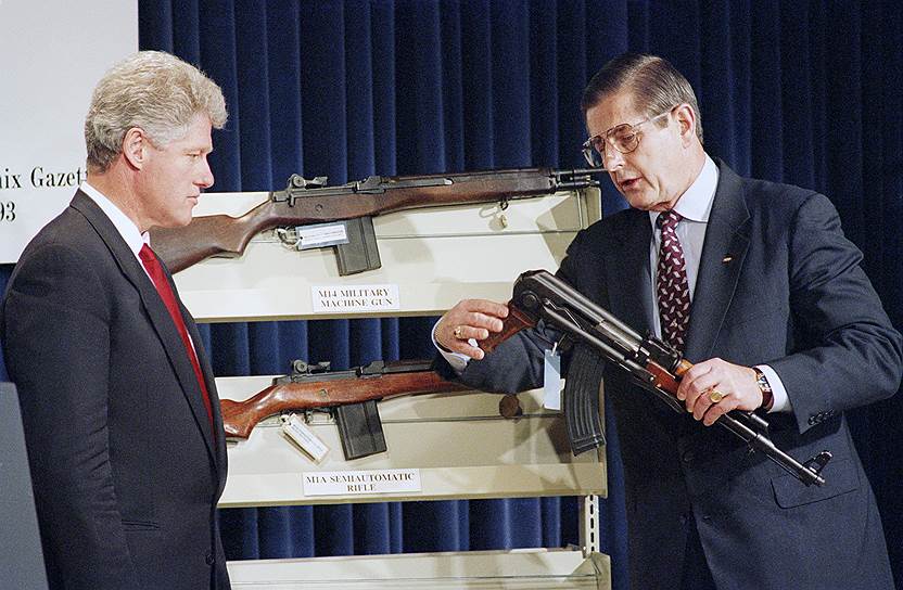 Глава бюро алкоголя, табака, огнестрельного оружия и взрывчатых веществ Джон Мэгоу (справа) показывает АК-47 президенту США Биллу Клинтону (слева). В это время в администрации президента готовился проект закона о запрете продавать полуавтоматическое и автоматическое оружие. 1994 год