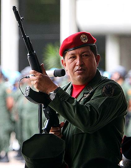 Президент Венесуэлы Уго Чавес с АК-103 во время выставки военной техники в Каракасе. 2006 год