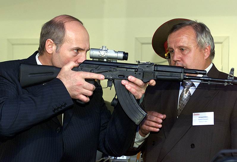 Президент Белоруссии Александр Лукашенко с автоматом Калашникова во время посещения Минского механического завода. 2001 год
