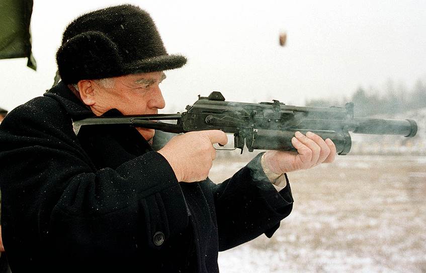 Премьер-министр России Виктор Черномырдин во время испытаний винтовки, разработанной Калашниковым. 1997 год
