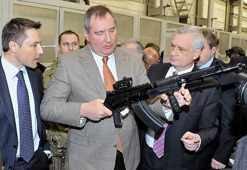 Заместитель председателя правительства России Дмитрий Рогозин (в центре) во время посещения завода «Ижмаш». 2012 год