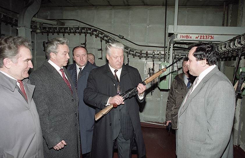 Президент России Борис Ельцин на производственном объединении «Ижмаш» знакомится с продукцией —  автоматом Калашникова. 1993 год
