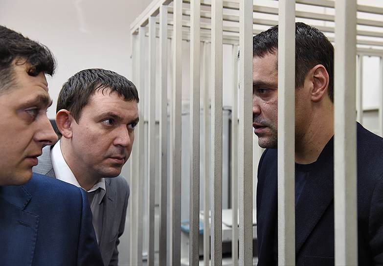 Помощник бывшего губернатора Сахалинской области Александра Хорошавина Андрей Икрамов (справа)