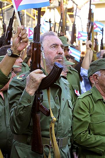 Председатель госсовета Кубы Фидель Кастро с АК-47 во время празднования годовщины революции на острове. 2001 год