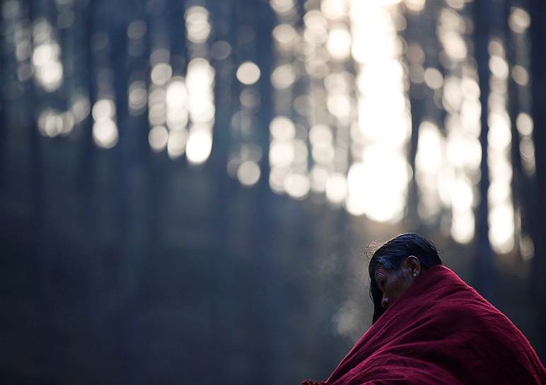 Бхактапур, Непал. Паломник укрывается пледом после купания в святом источнике в лесу