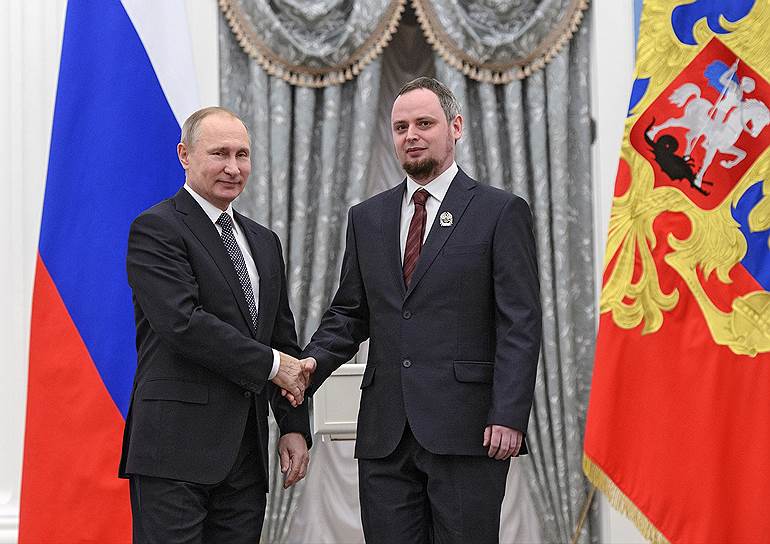Президент России Владимир Путин (слева) и ученый НИЦ «Курчатовский институт» Дмитрий Блау (справа)