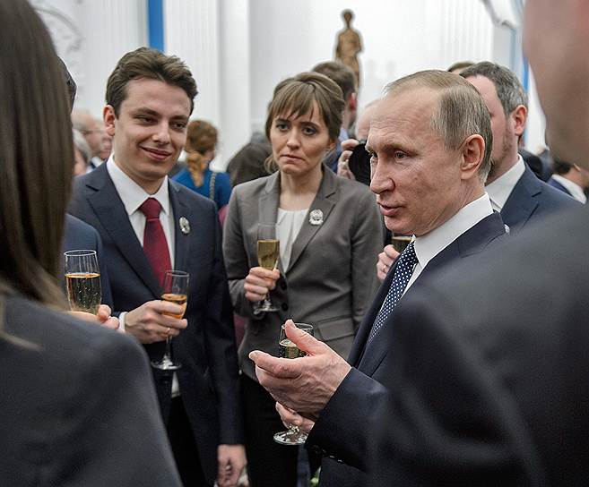 После награждения Владимир Путин пытался выпить с лауреатами шампанского. Но никто из них так и не заставил себя к нему прикоснуться