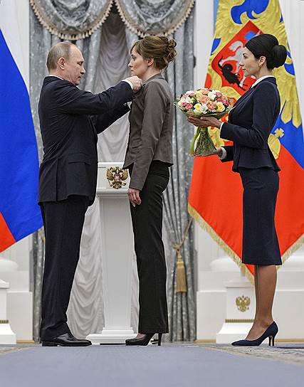 Президент России Владимир Путин (слева) и ученый НИЦ «Курчатовский институт» Елена Лущевская (в центре) 
