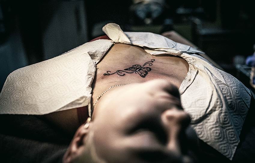 Женщины, которые приходят делать татуировки, делятся с мастером своими историями. По словам Евгении, они настолько ужасны, что сейчас она не принимает в день больше четырех клиенток