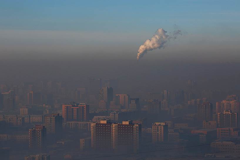 По измерениям, проведенным в начале февраля, уровень вредных частиц PM2.5 в воздухе Улан-Батора достигал 855 мкг. Для сравнения, в Пекине этот показатель — 70 мкг, а по стандартам ВОЗ безопасным является уровень загрязнения в 20–25 мкг