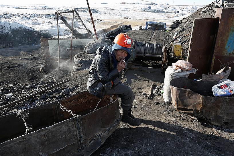 Уголь для электростанций, заводов и простых потребителей добывают в пригороде монгольской столицы. Шахтеры работают на глубине 60 м&lt;br>На фото: работник шахты во время перекура