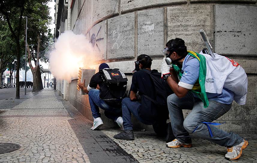 Рио-де-Жанейро, Бразилия. Демонстранты во время акции против действий правительства по сокращению расходов на социальные программы 
