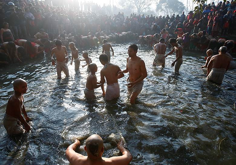 Бхактапур, Непал. Паломники во время купания в святом источнике 