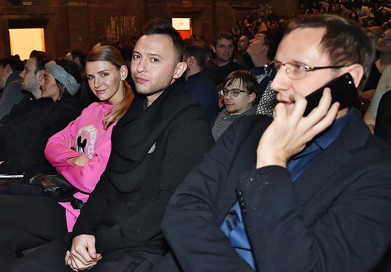 Солист группы «Звери» Роман Билык (в центре) и продюсер Вячеслав Муругов (справа) на премьере художественного фильма Джима Джармуша «Патерсон» в театре «Гоголь-центр»