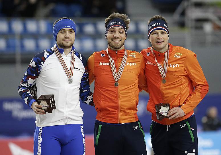 Слева направо: российский конькобежец Денис Юсков, голландские конькобежцы Кьелд Нейс и Свен Крамер 