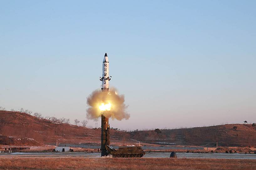 Пхёнан-Пукто, Северная Корея. Тестовый запуск баллистической ракеты средней дальности, способной нести ядерный заряд. Она пролетела около 500 километров и упала в акватории Японского моря
