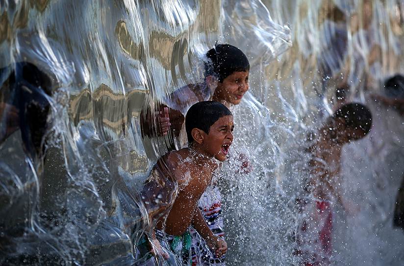 Рио-де-Жанейро, Бразилия. Дети играют в воде в парке развлечений
