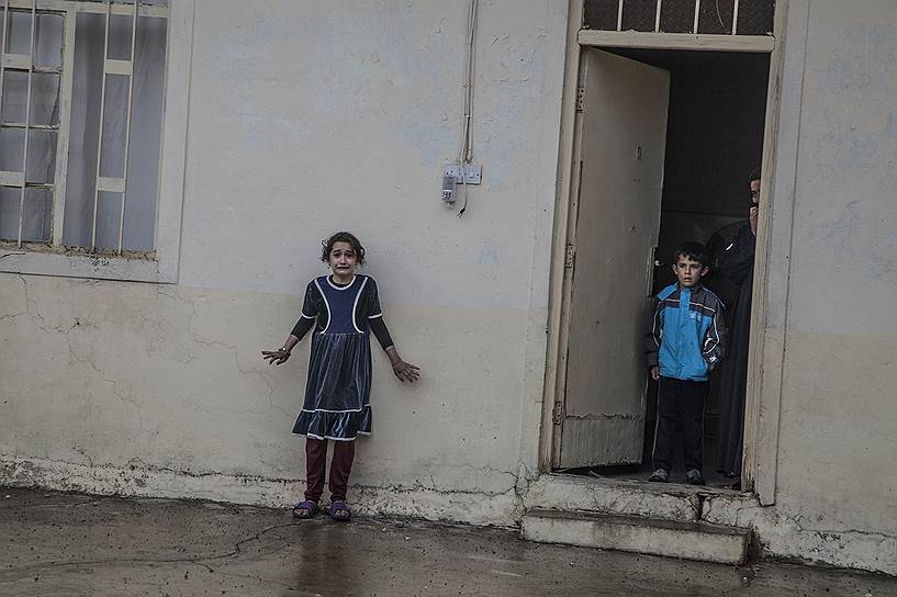 Победитель в номинации «События. Одиночный снимок». Иракские дети во время операции военных по вытеснению террористов «Исламского государства» из Мосула