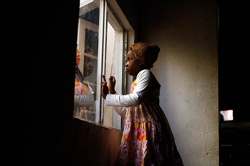 Тихуана, Мексика. Гаитянки разговаривают через окно в церкви, служители которой приютили мигрантов на пути в США