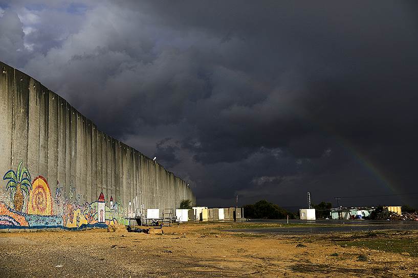 Граница между Израилем и Сектором Газа. Радуга над бетонным забором 