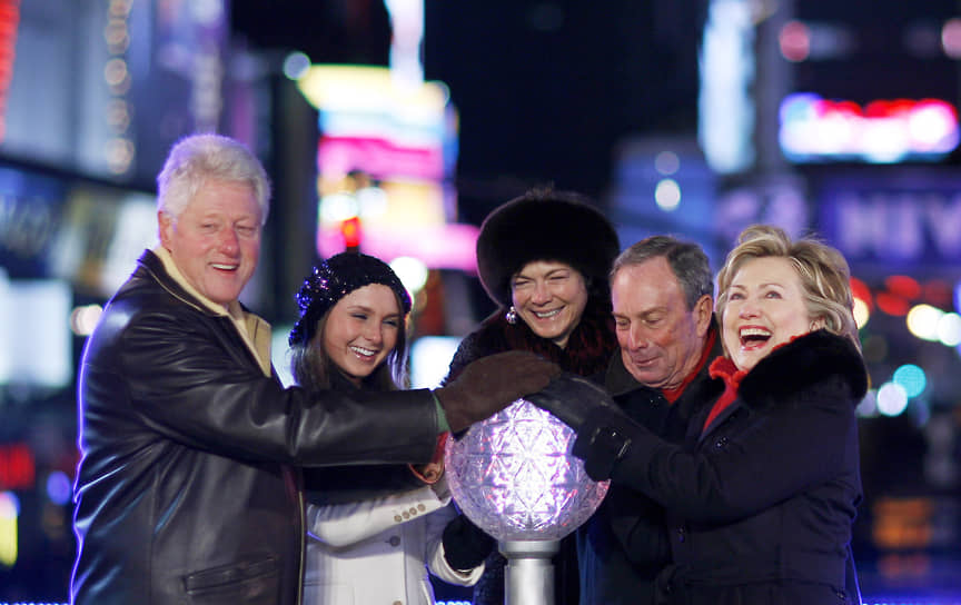 Слева направо: 42-й президент США Билл Клинтон, его дочь Челси, мэр Нью-Йорка Майкл Блумберг с супругой, сенатор Хиллари Клинтон во время празднования Нового 2009 года на Таймс-сквер