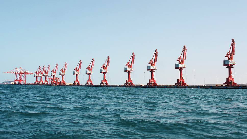 Многофункциональный порт, который строят китайцы, еще не введен в строй, но краны уже наготове