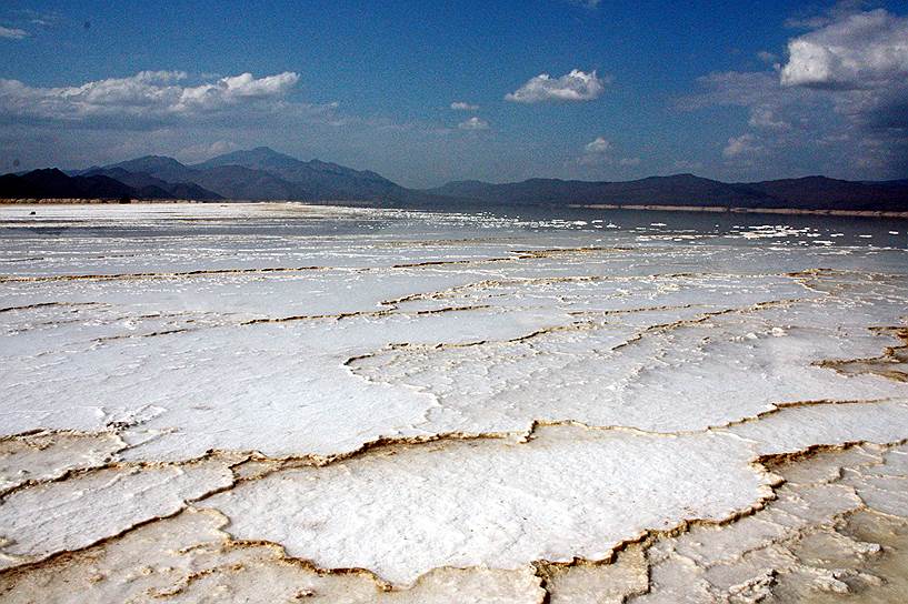 Местные жители опасаются, что уже скоро озеро Ассаль может быть уничтожено: китайцы получили разрешение добывать здесь соль в промышленных объемах. И уже строят порт для ее экспорта