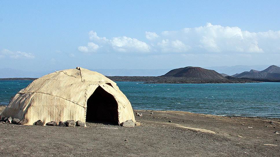 Туристическая палатка, в которой гостям Джибути предлагается провести ночь на берегу моря. Удобства на улице, зато нет комаров и мошек: их сдувает морской бриз