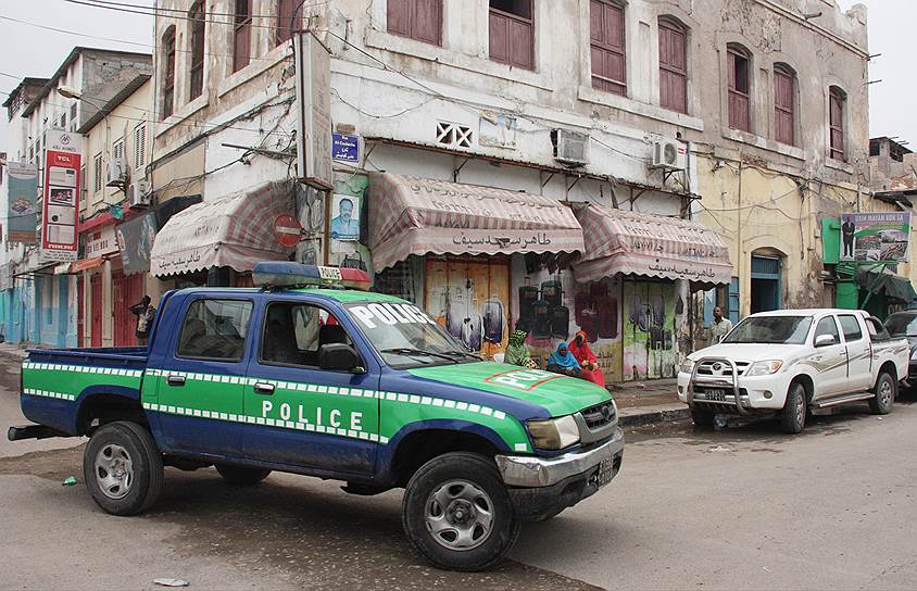 В столице страны (которая тоже называется Джибути) полицейские автомобили — обязательный элемент городского пейзажа