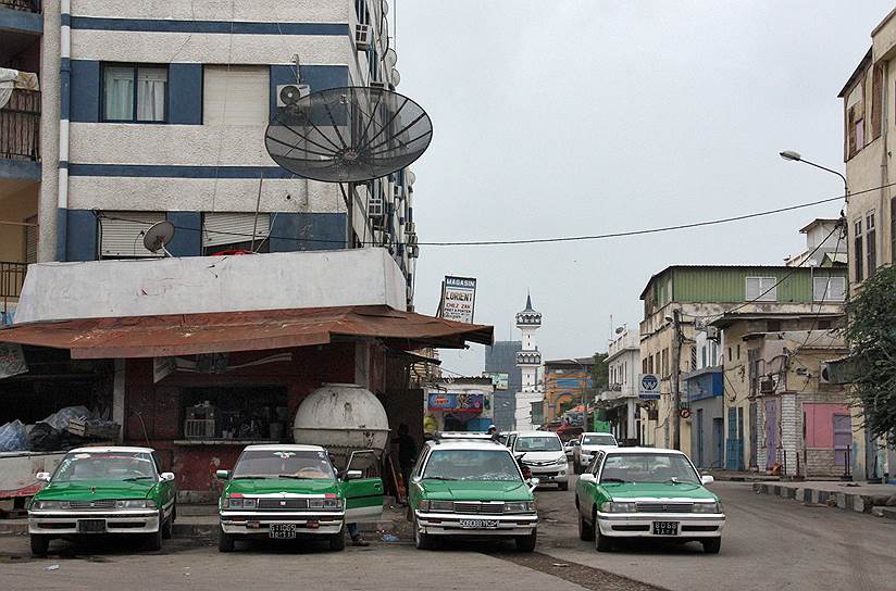 Такси в Джибути старые и разбитые, но зато унифицированные — бело-зеленого цвета. Поездка по городу стоит в среднем $3–4