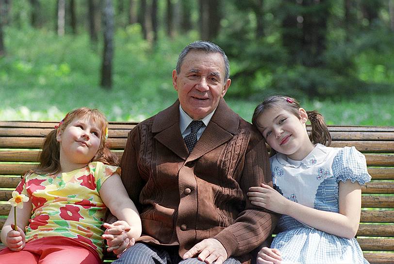 «Лучше быть забытым, чем прослыть дураком»&lt;br>На фото: Андрей Громыко с внучками Анной (слева) и Лидией