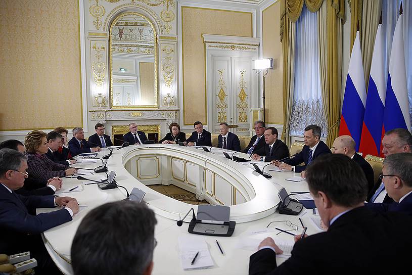 Члены Совета федерации и Дмитрий Медведев указали друг другу на необходимость повысить качество принимаемых законов