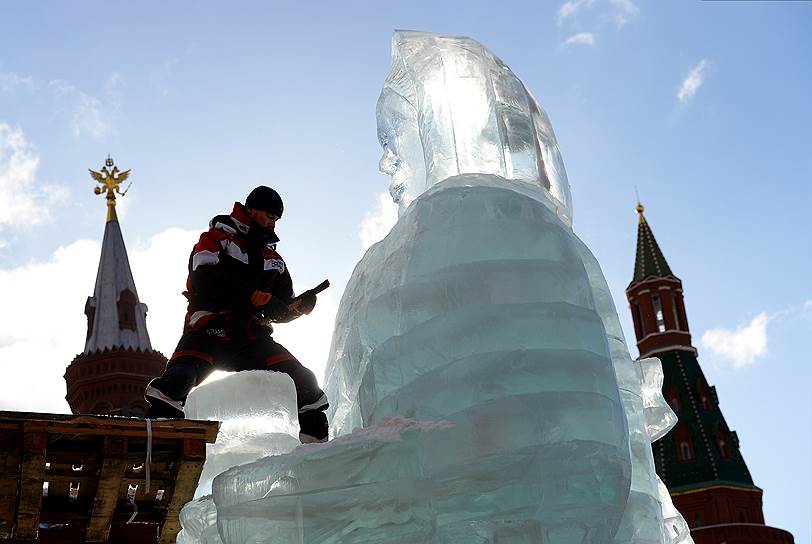 Москва, Россия. Установка ледяной скульптуры Масленицы на Манежной площади 