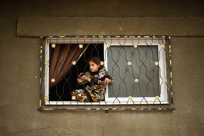 Сектор Газа. Девочка смотрит на ливень из окна своего дома