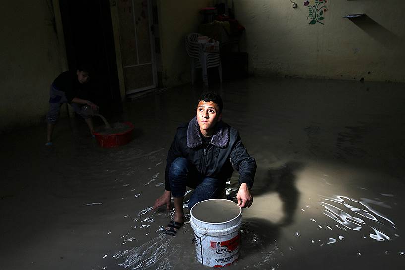 Рафах, Сектор Газа. Мальчик борется с последствиями потопа в доме из-за сильных ливней