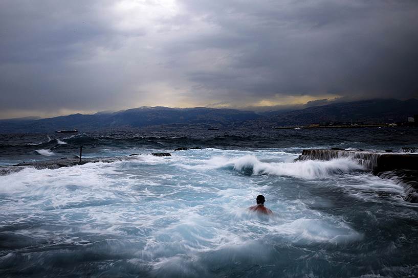 Бейрут, Ливан. Мужчина плавает в Средиземном море при температуре 8 градусов по Цельсию