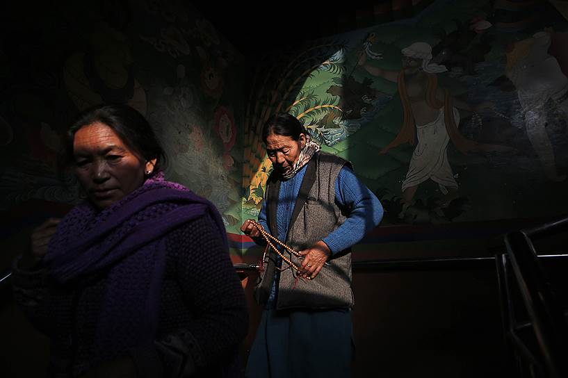 Катманду, Непал. Женщина выходит из храма Боднатх после молитвы