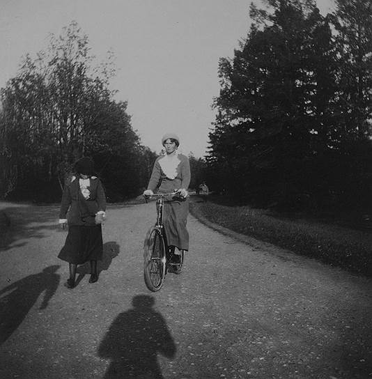 По записям Николая II можно судить, что он любил проводить время с детьми: «23 апреля [1916]. Покатался с дочерьми на велосипедах, а затем в “Гатчинке”. Были у всенощной. Обедали на балконе с Масловым. Видели Григория. Покатались в моторе»&lt;br>На фото: великие княжны Ольга и Анастасия