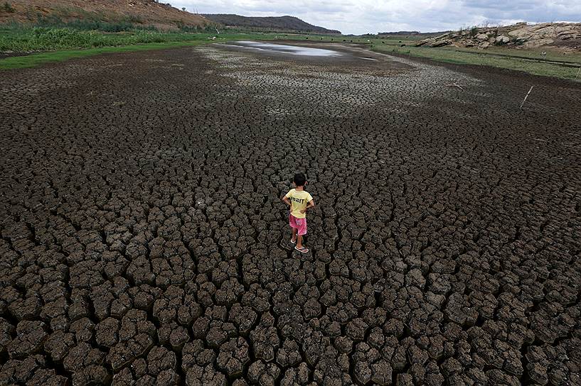 Бокейран, Бразилия. Пятилетний мальчик стоит на потрескавшейся земле, где раньше было водохранилище