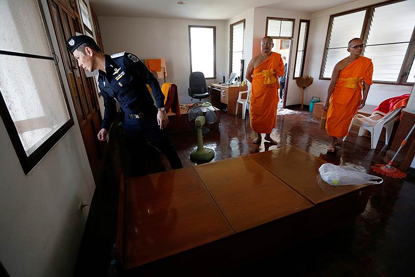 Бангкок, Таиланд. Полицейские и монахи ищут беглеца из буддийского монастыря