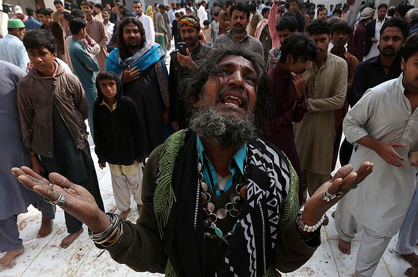 Сехван-Шариф, Пакистан. Мужчина оплакивает своего родственника, погибшего во время взрыва в мавзолее почитаемого последователями суфизма философа