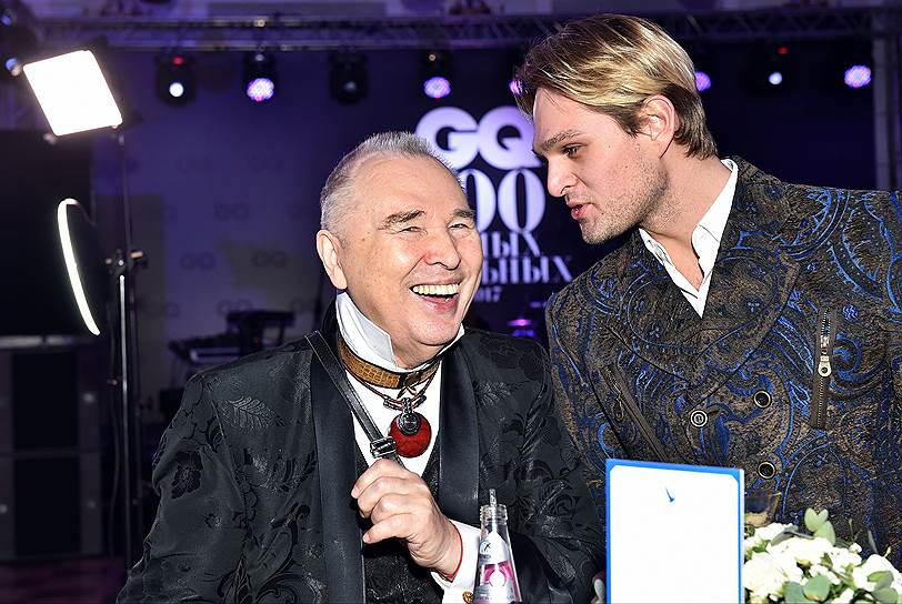 Модельер Вячеслав Зайцев (слева) во время ежегодного коктейля и церемонии вручения премии «100 самых стильных» по версии журнала GQ в Доме Пашкова