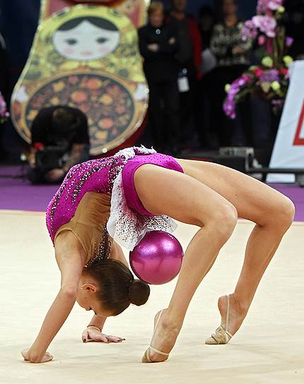 Российская гимнастка показала попу в розовом бикини