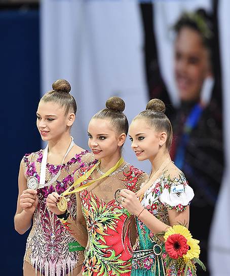 Слева направо: российские гимнастки Александра Солдатова, Дина Аверина и Арина Аверина