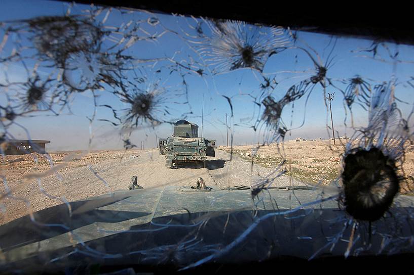 Мосул, Ирак. Разбитое стекло военной машины во время операции иракских подразделений быстрого реагирования по вытеснению террористов «Исламского государства» из провинции 