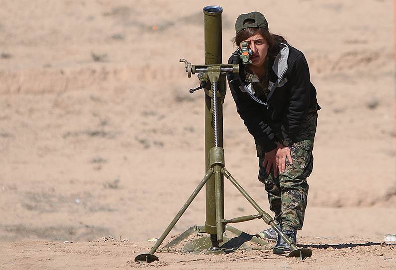 Дайр-эз-Заур, Сирия. Участница коалиции «Сирийские демократические силы» устанавливает миномет перед наступлением на боевиков «Исламского государства»