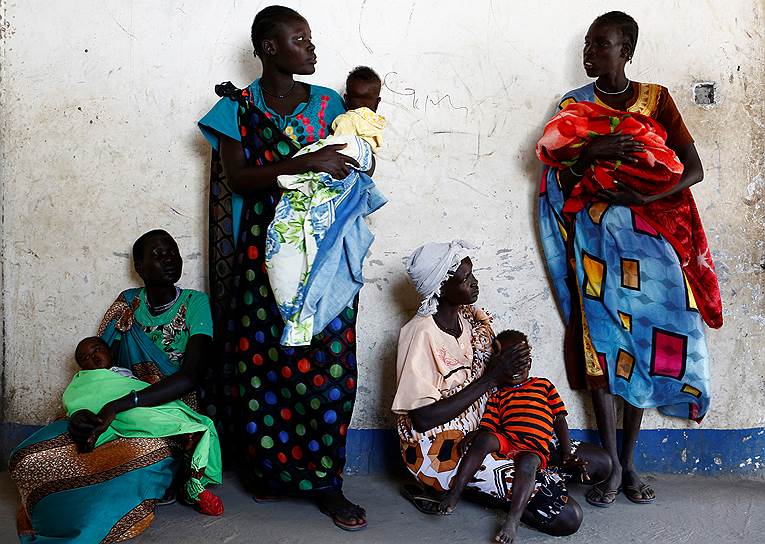 Нимини, Южный Судан. Женщины с детьми ждут медицинского обследования в мобильной клинике здоровья, организованной при поддержке ЮНИСЕФа