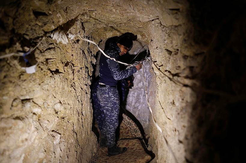 Мосул, Ирак. Полицейский внутри тоннеля, ранее используемого боевиками «Исламского государства»